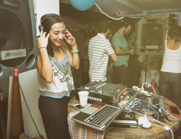 DJ Nina playing live - La Hamaca Hostel