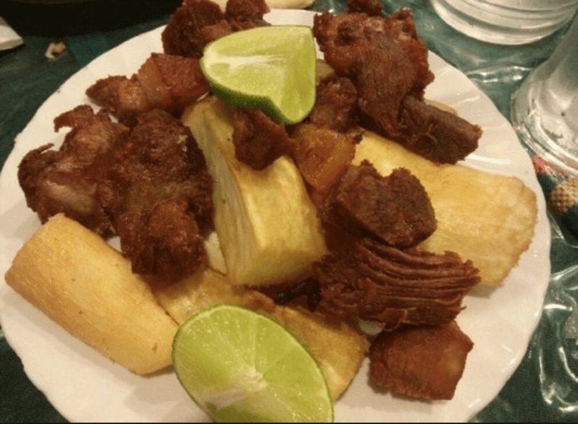 Delicious honduran food : Yuca con Chicharrón